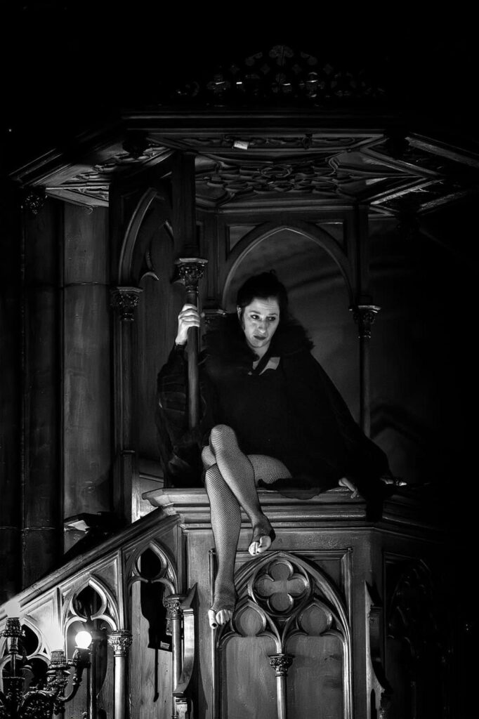 sara paone alto-mezzosoprano chant lyrique artiste aérienne trapèze la mécanique de circé