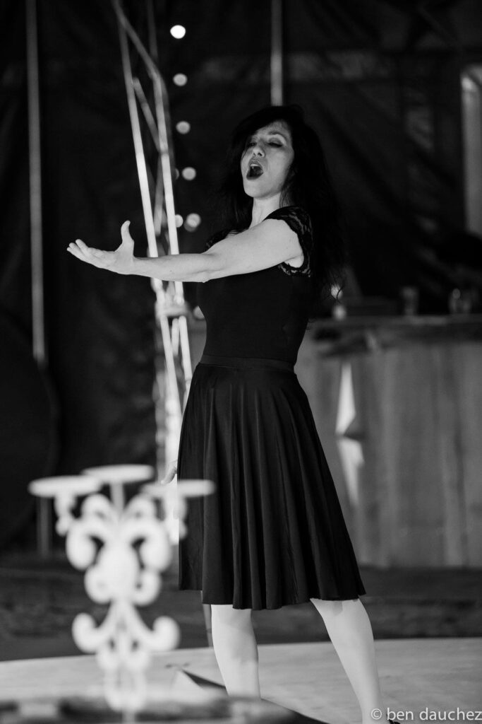 sara paone alto-mezzosoprano chant lyrique artiste aérienne trapèze la mécanique de circé