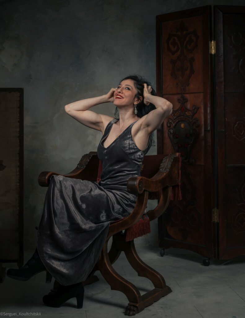 sara paone alto-mezzosoprano chant lyrique artiste aérienne trapèze la mécanique de circé