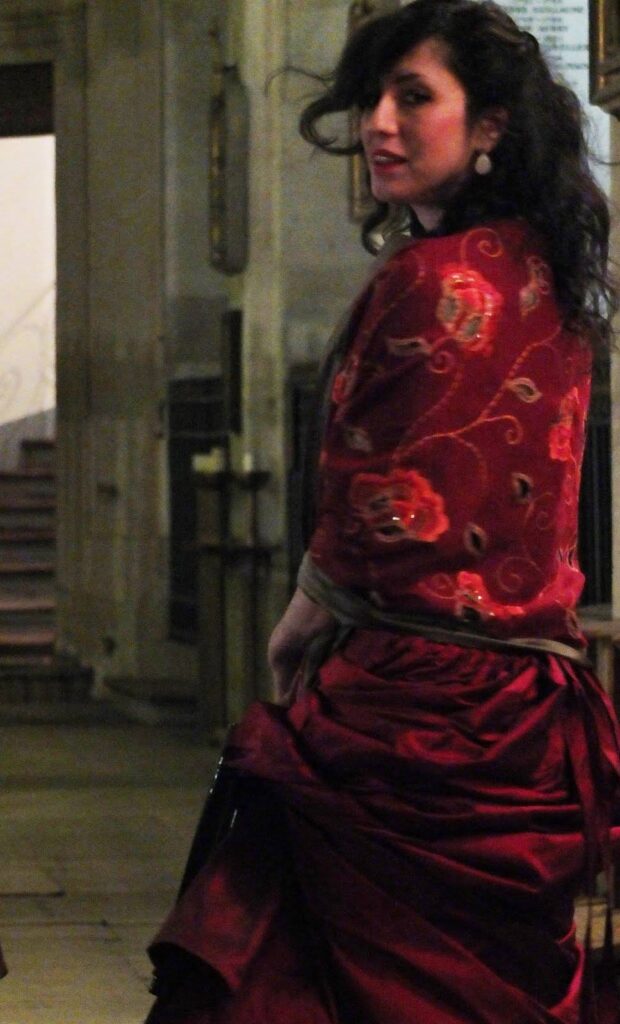 sara paone alto-mezzosoprano chant lyrique artiste aérienne trapèze la mécanique de circé