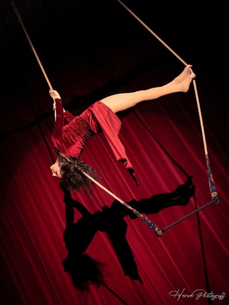 sara paone alto-mezzosoprano chant lyrique artiste aérienne trapèze la mécanique de circé